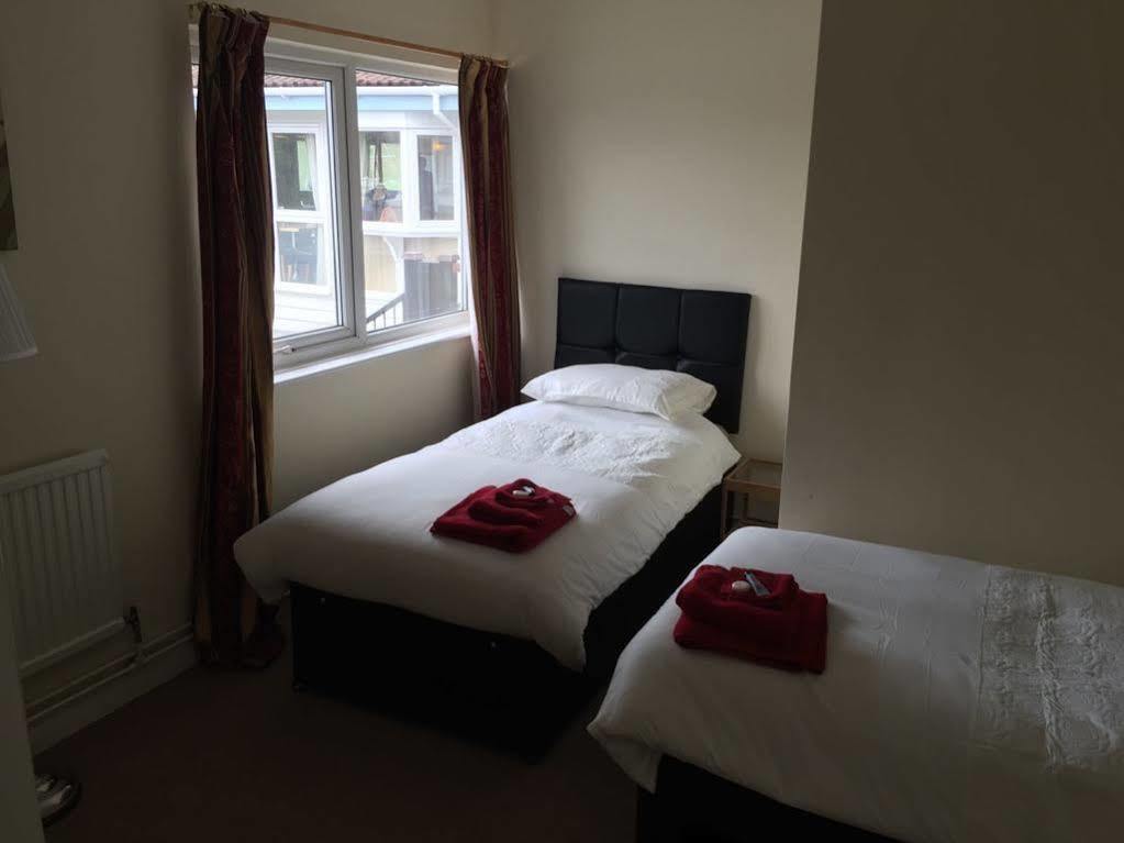 The Riverside Inn Saltford Экстерьер фото