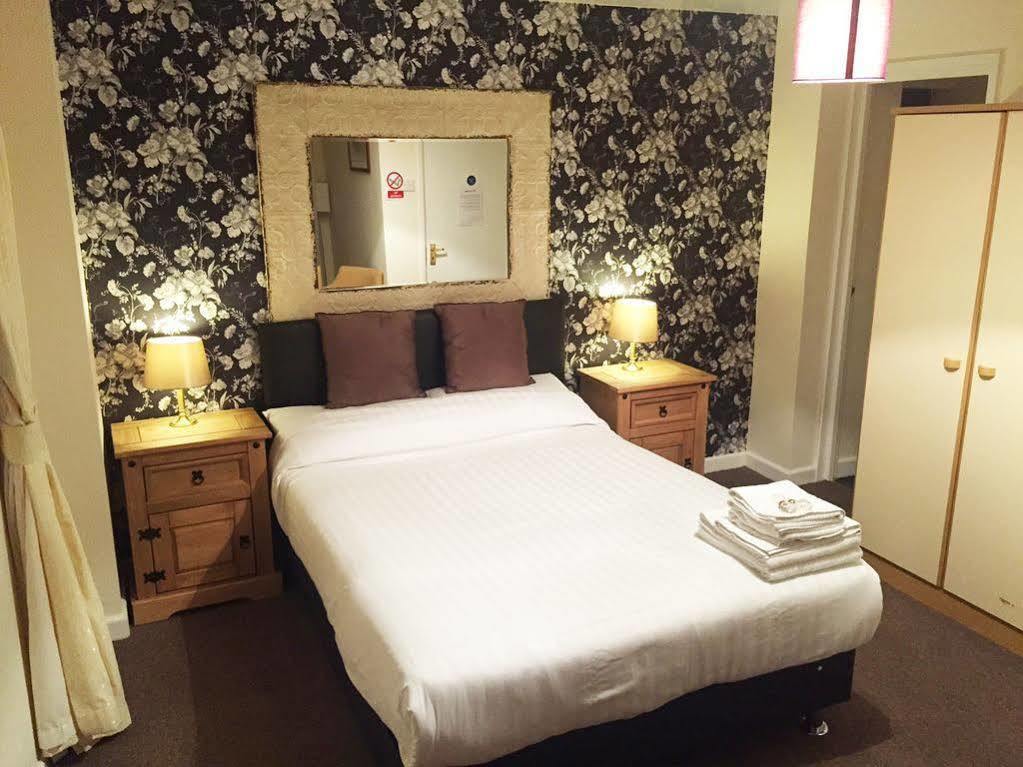 The Riverside Inn Saltford Экстерьер фото