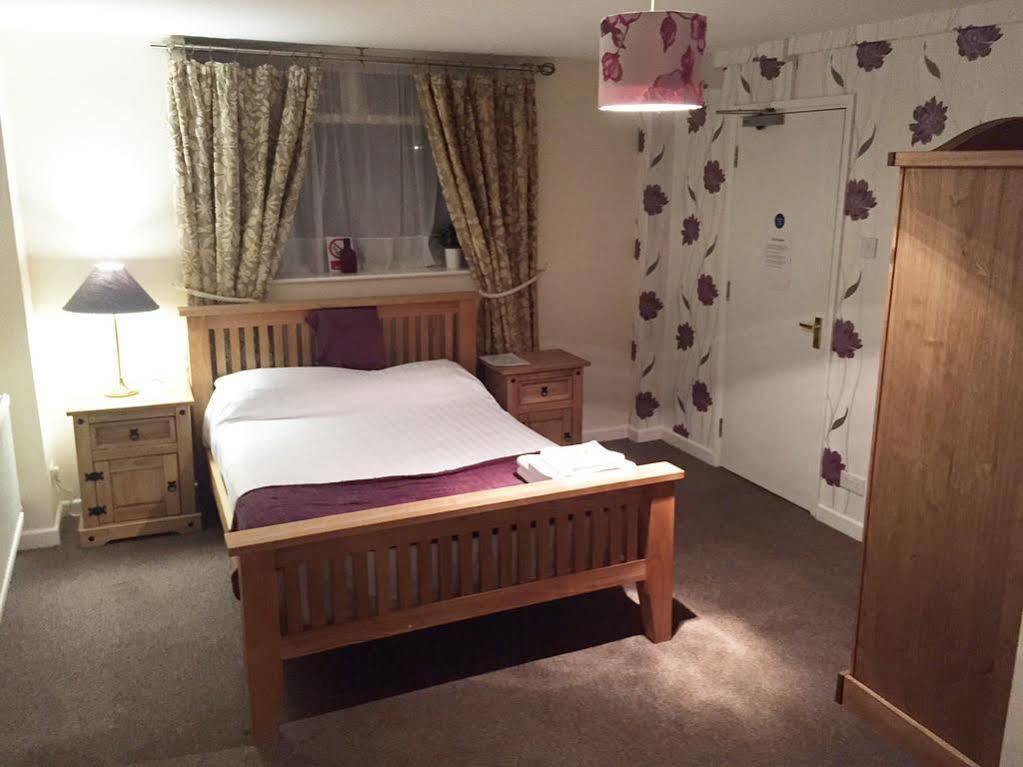 The Riverside Inn Saltford Экстерьер фото
